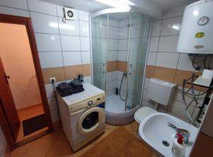 uma casa de banho com um WC, um lavatório e um chuveiro em Apartment near center em Sarajevo