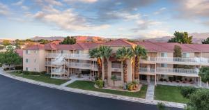 uma vista aérea de um grande edifício de apartamentos com palmeiras em WorldMark St. George em St. George