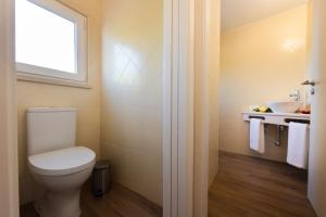 a bathroom with a toilet and a window at AM21 in Ventosa