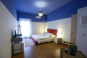 ein Schlafzimmer mit einem Bett und einer blauen Decke in der Unterkunft San Domenico in Bari