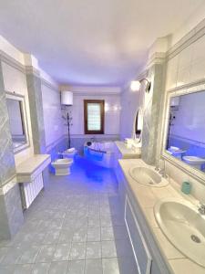 ガリポリにあるCasa Vacanze Fioreの広いバスルーム(洗面台2台、トイレ2つ付)