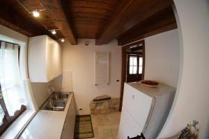 Η κουζίνα ή μικρή κουζίνα στο Casa Vacanze Alenka +11 φωτογραφίες
