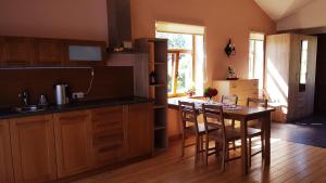 cocina con mesa y sillas en una habitación en Cozy Corner en Saulkrasti