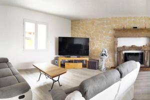 a living room with a couch and a fireplace at Villa complète au calme avec vue imprenable in Beausemblant