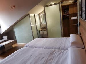 Łóżko lub łóżka w pokoju w obiekcie Apartamentos Turísticos y Habitaciones Cidade Vella by Bossh! Hotels