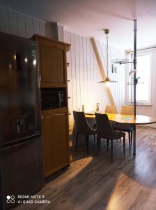 eine Küche und ein Esszimmer mit einem Tisch und Stühlen in der Unterkunft Apartament Piłsudskiego in Świnoujście