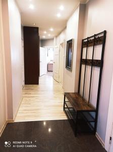 a hallway with a wooden floor and a table at Apartament Piłsudskiego in Świnoujście