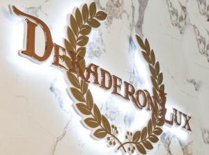 een logo is afgebeeld op een bord voor een hotel bij Dekaderon Lux Apartments in Kotor