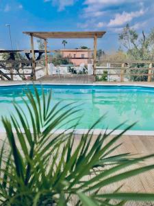 A piscina localizada em Villa Casa Vacanze Fiore ou nos arredores