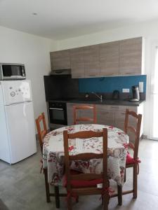 Η κουζίνα ή μικρή κουζίνα στο Sophie et Jamiel