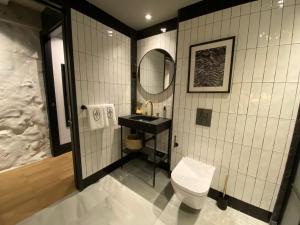 A bathroom at housingcoruña ART