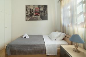 a bedroom with a bed and a red double decker bus at Andros Melissari in Koumárion