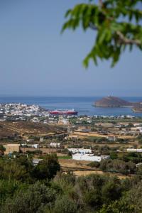 a view of a town with the ocean in the background at Andros Melissari in Koumárion