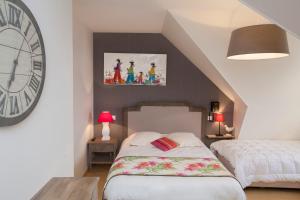Voodi või voodid majutusasutuse Hôtel Beauséjour Erquy toas