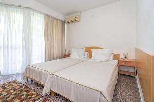 ヴィーナスにあるHotel Ralucaのベッド2台と窓が備わるホテルルームです。