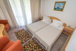 Habitación de hotel con cama y silla en Hotel Raluca, en Venus