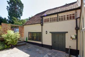 Gallery image of Green Parrot House in Devizes