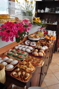 un bufé con diferentes tipos de repostería y postres. en Rooms and Breakfast Zefiro, en San Vito lo Capo