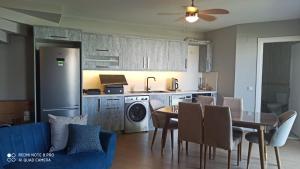 una cucina con un tavolo e una sala da pranzo di Riverside villas a Ortaca Altre 15 foto