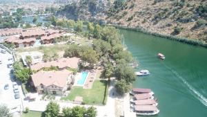 een luchtzicht op een huis naast een rivier bij Riverside villas in Ortaca