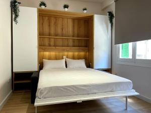 Postel nebo postele na pokoji v ubytování Town Hall Suite