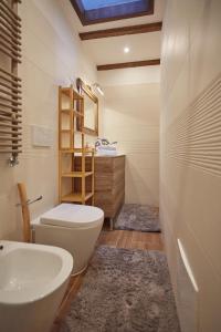 y baño con aseo blanco y lavamanos. en Acqua - Attico con terrazza, en Venecia
