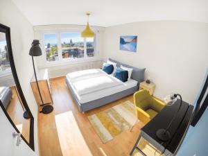 um pequeno quarto com uma cama e uma janela em ARISER - Lake View Business Apartment em Zug