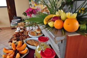 un buffet di cibi con frutta su un tavolo di Rooms and Breakfast Zefiro a San Vito lo Capo