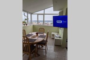 TV a/nebo společenská místnost v ubytování Exquisite Varna Views