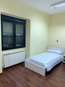 A bed or beds in a room at El cordal de laciana