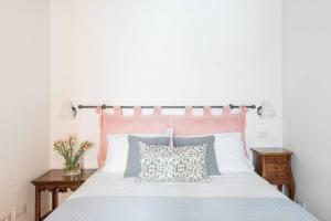 Łóżko lub łóżka w pokoju w obiekcie iFlat Via del Corso Elegant Apartment