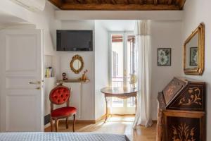 sypialnia z łóżkiem, stołem i krzesłem w obiekcie iFlat Via del Corso Elegant Apartment w Rzymie