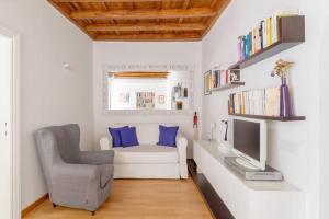 Telewizja i/lub zestaw kina domowego w obiekcie iFlat Via del Corso Elegant Apartment