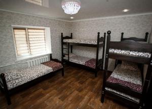 a room with three bunk beds and a window at Будинок для Відпочинку біля Фентезі Парка in Umanʼ