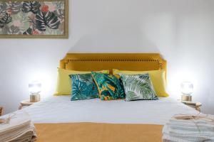 1 cama con 4 almohadas y 2 lámparas en Palazzo Refolo, en Martano