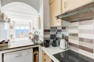 A kitchen or kitchenette at Santa Barbara 27 Canyelles Roses - Immo Barneda