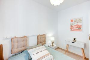 A bed or beds in a room at Santa Barbara 27 Canyelles Roses - Immo Barneda