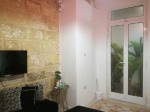 TV a/nebo společenská místnost v ubytování Traditional Townhouse Central Malta - unique location