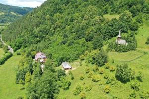 una vista aerea di una chiesa su una collina di Căsuța Bunicilor a Vişeu de Jos