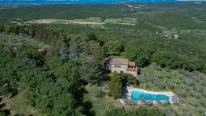 una vista aérea de una casa con piscina en Poggio Landi, en Bucine