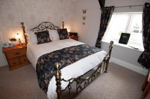 A bed or beds in a room at Exmoor House 
