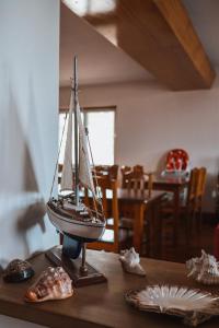 un barco modelo sobre una mesa en Hotel Comodoro, en Corvo