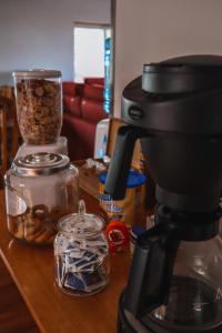 Hotel Comodoro في كورفو: وجود آلة صنع القهوة السوداء على طاولة خشبية