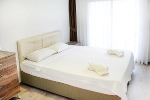 Postel nebo postele na pokoji v ubytování Gumbet Hotel