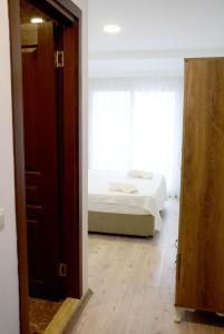 Postel nebo postele na pokoji v ubytování Gumbet Hotel