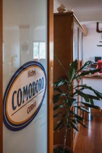Hotel Comodoro في كورفو: علامة لكورونادو الفندق على جدار بجوار محطة