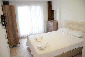 Postel nebo postele na pokoji v ubytování Gumbet Hotel