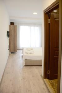 Postel nebo postele na pokoji v ubytování Gumbet Hotel