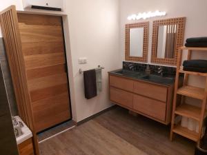L'INATTENDU Vue imprenable,clim,parking avec borne de recharge, ménage inclus的厨房或小厨房