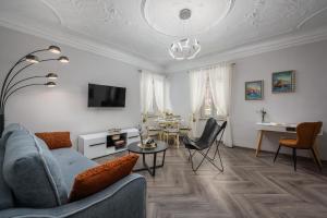 sala de estar con sofá y mesa en Premium Apartment Daka, en Poreč